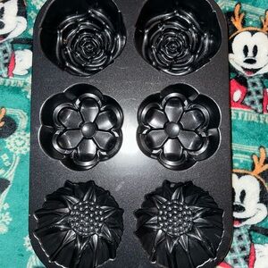 Nordic Ware Bouquet Pan 6 Cups, 3 Flower Mini Cake Bundt - Like New/Slight Use